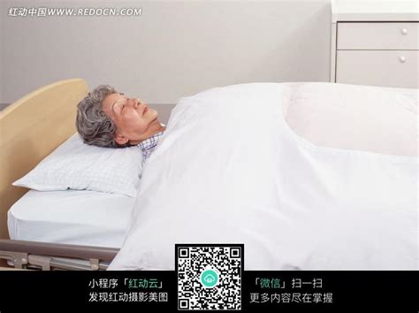 躺在病床上的男人高清图片下载-正版图片600628607-摄图网