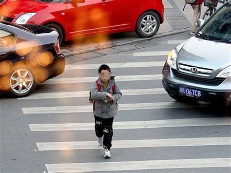 广州大学城车祸致两名小学生飞出车外死亡(图)-搜狐新闻