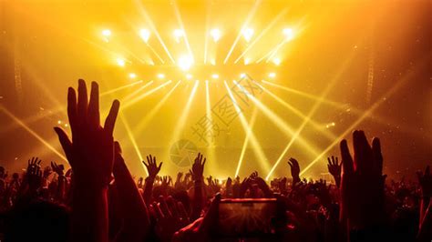 快乐的人在夜总会DJ派对音乐会上跳舞高清图片下载-正版图片506636304-摄图网