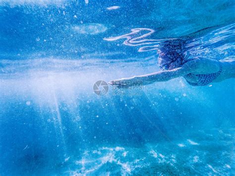 女人在清澈的热带水域浮潜高清图片下载-正版图片506650008-摄图网