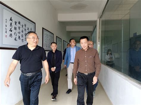 今日，九江市科技局领导和专家组在永修县工信局有关领导陪同下，深入云山油茶基地检查指导工作 - 江西林科网