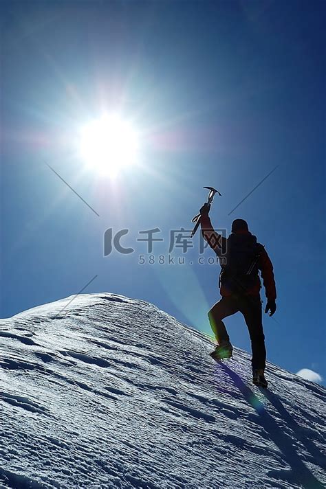 一个孤独的攀登者到达山顶高清摄影大图-千库网