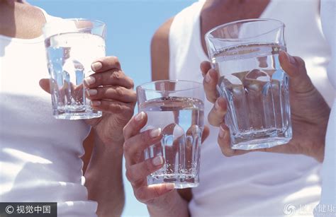 怎么喝水才健康？牢记5个数字让身体“喝饱水”_凤凰健康