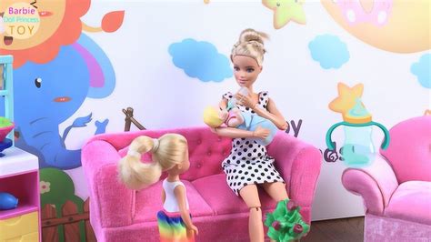 芭比娃娃玩具！芭比和凯莉帮安娜公主照顾小宝宝_腾讯视频