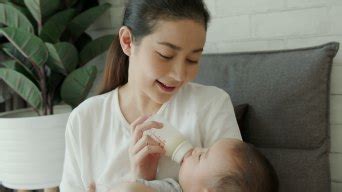 妈妈用母乳喂养婴儿视频素材_ID:VCG42N1160019494-VCG.COM