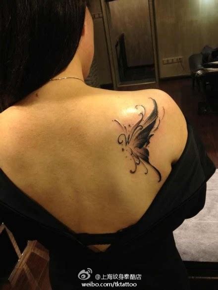 女生后背精美时尚的蝴蝶纹身图案