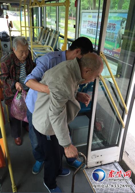公交司机抱六旬老人下车 乘客交口称赞“细心哥”-新闻中心-东营网