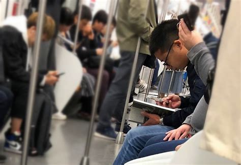 上海地铁上的读书人︱阅读，“与一万亿株白桦相逢” _翻书党 ...