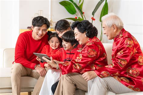 新年春节一家人和远方亲戚视频通话高清图片下载-正版图片501433589-摄图网