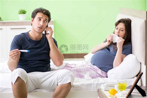 丈夫照顾怀孕的妻子高清图片下载-正版图片506949061-摄图网
