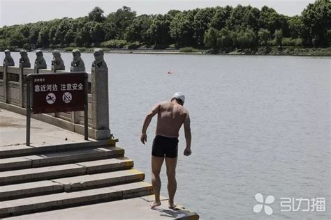北京野泳困局：无专属泳域致一年十余人溺亡(含视频)_手机新浪网
