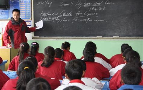 西藏日喀则小学生同时学三语：英语答题靠抓阄_环球留学_环球网