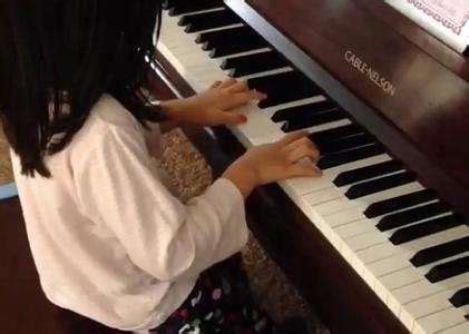 弹钢琴的正确姿势和指法. 音乐