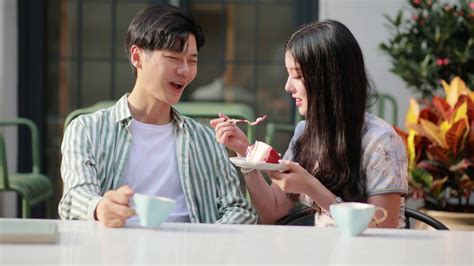 情侣在咖啡馆约会聊天视频素材_ID:VCG2215216060-VCG.COM