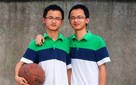 广西双胞胎兄弟同时考上清华大学 查分数时发现神奇一幕（图）
