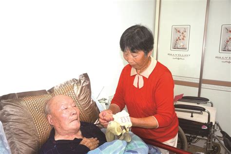 张桂云在照顾公公。