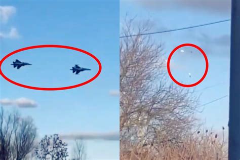 实拍：乌克兰上空两架战机同时被导弹击中 飞行员紧急弹射跳伞！_凤凰网视频_凤凰网