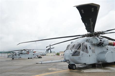 米国的CH-53“超级种马”运输直升机吊运A-6入侵者强击机。|入侵者|强击机|运输直升机_新浪新闻
