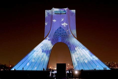 伊朗德黑兰地标建筑亮灯 纪念一年前乌克兰航班遇难者