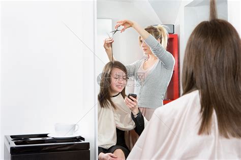 在理发店打电话的女性高清图片下载-正版图片501518448-摄图网
