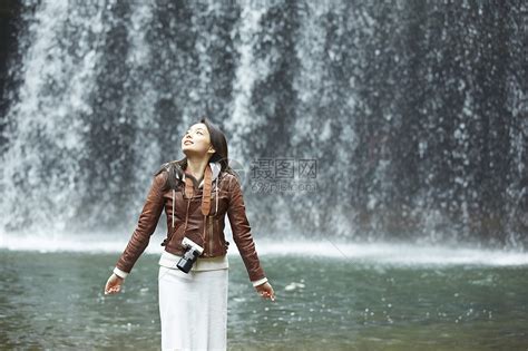 站在瀑布前的女性摄影师高清图片下载-正版图片502071545-摄图网