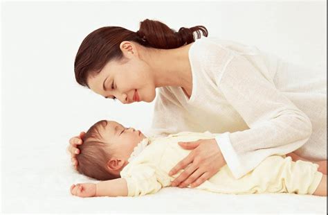 妈妈牵着宝宝的手睡觉高清图片下载-正版图片501199505-摄图网