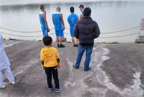 4名学生江边玩水 15岁少年溺水身亡_手机凤凰网