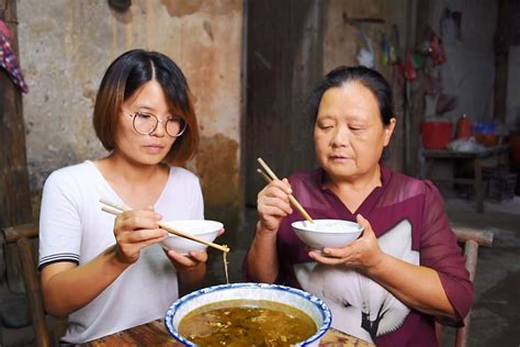 农村媳妇中午改善生活，2个椰子一只鸡，砂锅炖汤真好吃_凤凰网视频_凤凰网