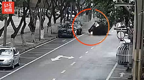 两孩子后排打闹 开车家长分心致车辆失控撞上路边车后侧翻_凤凰网视频_凤凰网
