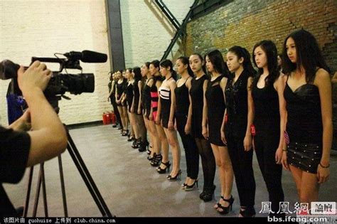 实拍：中国国际时装周模特面试中的中国模特