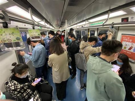 今早北京地铁部分线路车拥挤度“飘红”，乘客车内自觉留距离_回龙观社区网