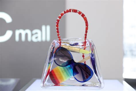 这里的包包让你看不够！英国创意艺术家与时尚领域设计师跨界合作，打造一场“殿堂级艺术包展”