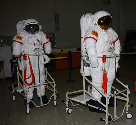 中国航天员将出舱太空行走，他们穿的航天服什么来头？_天下_新闻中心_长江网_cjn.cn
