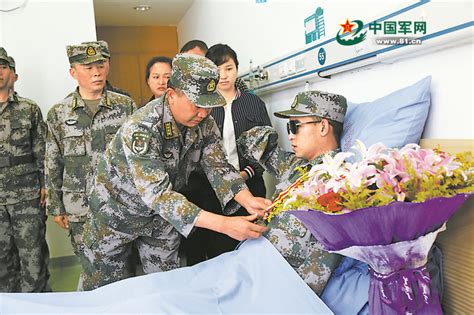历经三年，“排雷英雄”杜富国康复出院、重返战位！_北京日报网