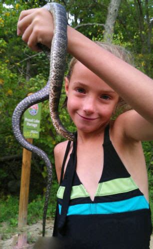 美9岁女童与蛇同住同玩形影不离【6】--环保--人民网