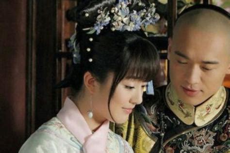 清朝时，为何皇宫妃嫔的衣服上都有“白领巾”？具体是做啥用的？_衣领_服饰_显得