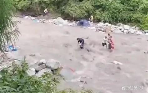 彭州山洪暴发父亲怀抱儿子太绝望，视频拍摄者发声：我们也很想去救人_手机新浪网