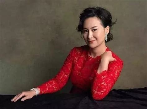中国最富有的女性：继承千亿家族集团资产，56岁的她却依旧单身