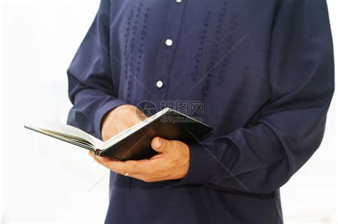 牧师阅读圣经隔离在白色高清图片下载-正版图片503036502-摄图网