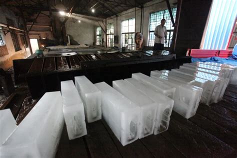 2000吨冰卖不掉倒进鸭绿江，30万元没了