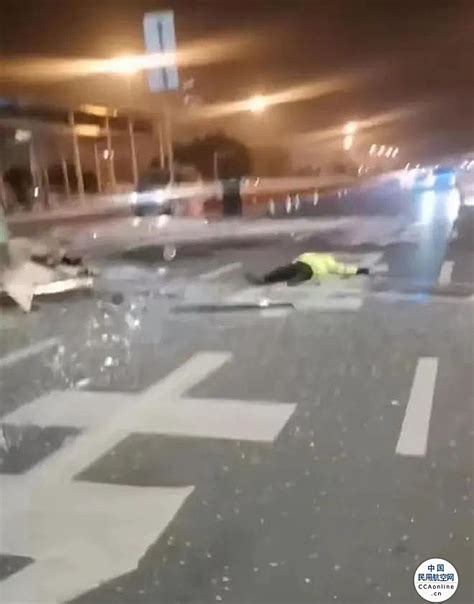 成都双流机场发生车祸，有人倒地，岗亭被撞塌！机场警方：正积极处理调查 - 民用航空网