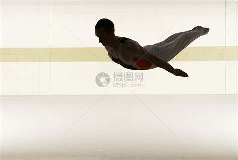 男子体操运动员翻筋斗高清图片下载-正版图片501454954-摄图网