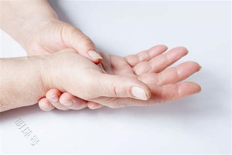 手指关节疼痛难忍？原因多是这四种，对症治疗可以改善-12健康