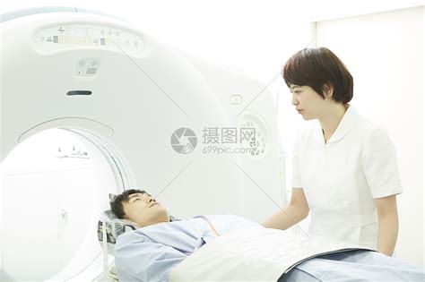 护士给病人做CT检查高清图片下载-正版图片502186591-摄图网