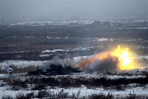 俄乌局势紧张！乌克兰军队举行演习_军事_中华网