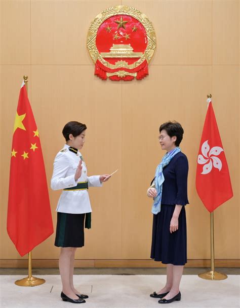 港媒：香港海关“一姐”宣誓就职，背后首次出现国徽_京报网