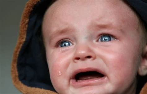 一个月大婴儿一天哭几次正常？宝贝一直哭怎么办？新生婴儿哭了抱不抱 - 知乎