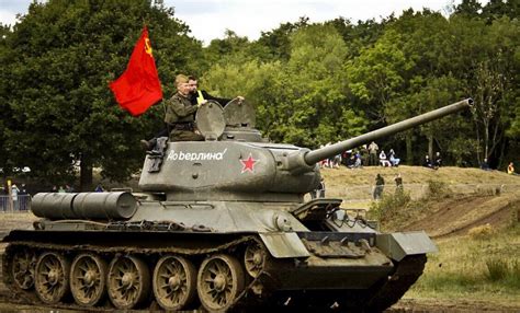 二战坦克 之 苏联KV-2重型坦克：搭载152毫米榴弹炮的钢铁猛兽！