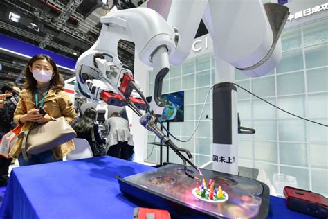 再升级！最新一代达芬奇机器人亮相进博会，现场“做手术”_京报网