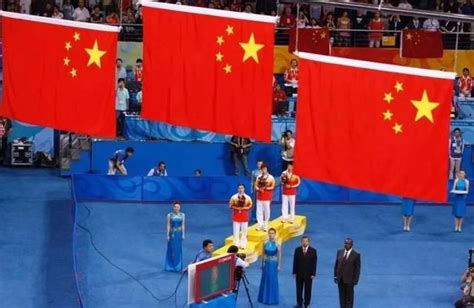 升国旗奏国歌！一天等待后，中国首金的荣耀时刻来了